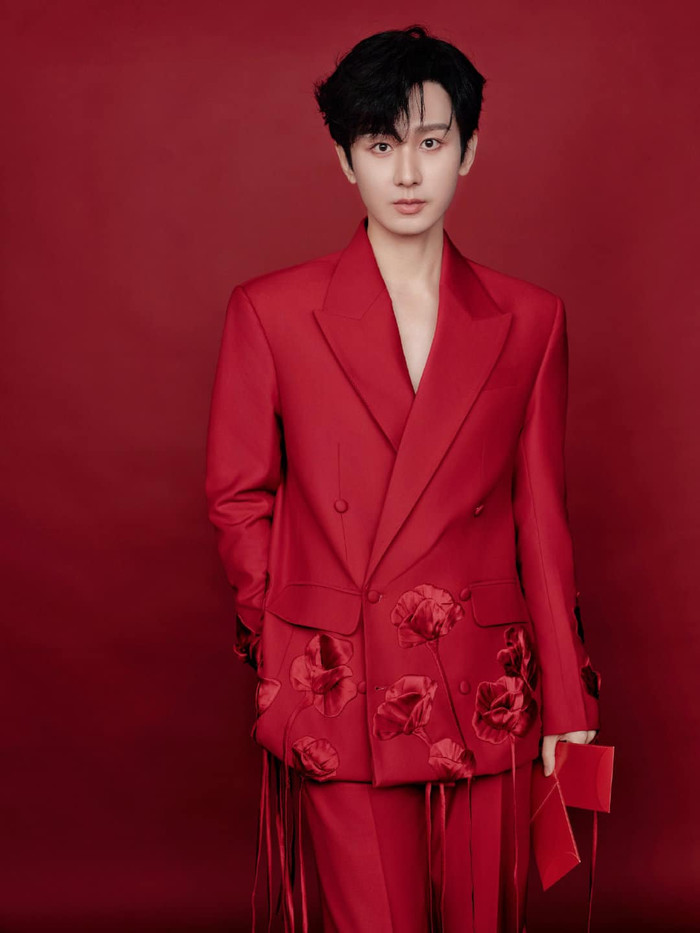 Thành Nghị khoe vẻ ngoài trẻ trung, lịch lãm trong bộ vest đỏ được thiết kế cầu kỳ, đính hoa bản to, cùng nhiều sợi dây tua rua lạ mắt. Sao phim Liên Hoa Lâu khoe trạng thái tươi tắn, tạo dáng đẹp mắt với bao lì xì đỏ. Thành Nghị đang ấp ủ nhiều dự án mới trong năm 2025, chờ ngày ra mắt khán giả.