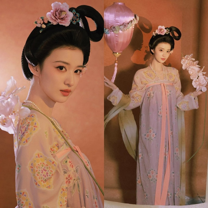 Tình màn ảnh Dương Dương - Vương Sở Nhiên bùng nổ khí chất trong bộ trang phục cổ trang màu sắc nhã nhặn. Nữ diễn viên chọn hoa cài tóc cùng màu với váy, tạo dáng như người mẫu chuyên nghiệp. Vương Sở Nhiên được netizen bình chọn là một trong những ngôi sao mặc đẹp nhất dịp Tết năm nay.