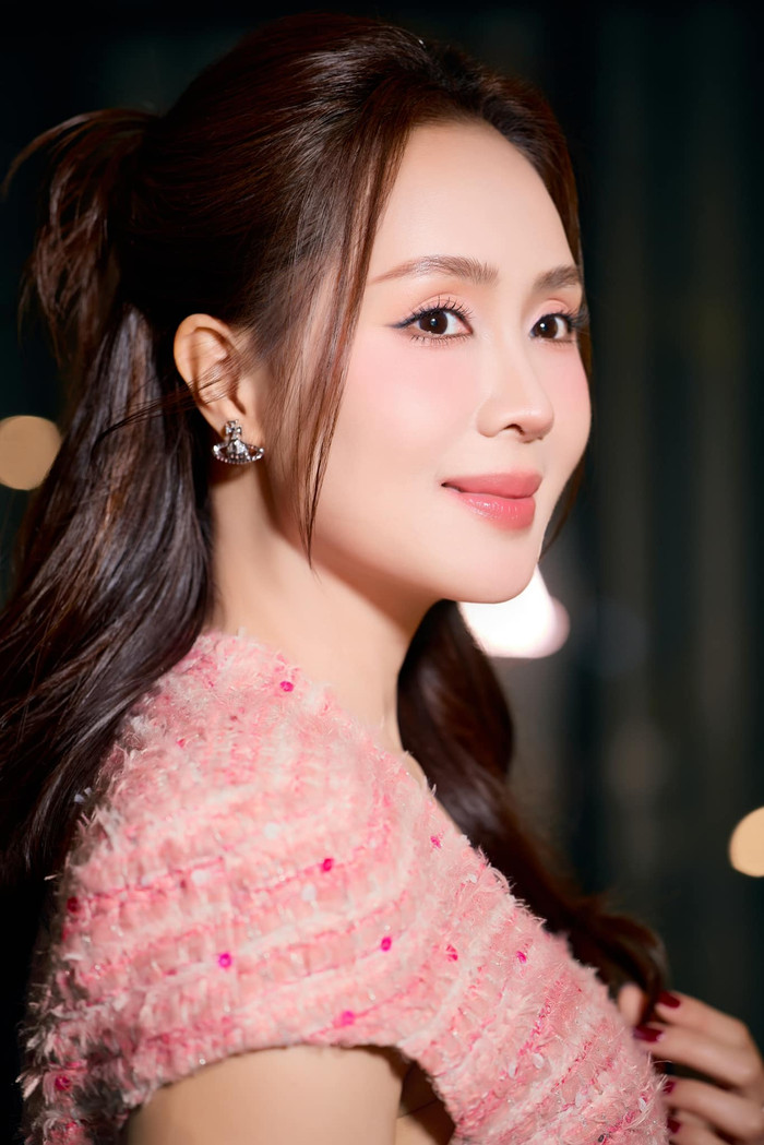 Cận cảnh góc nghiêng cực phẩm của Hồng Diễm - FBNV.