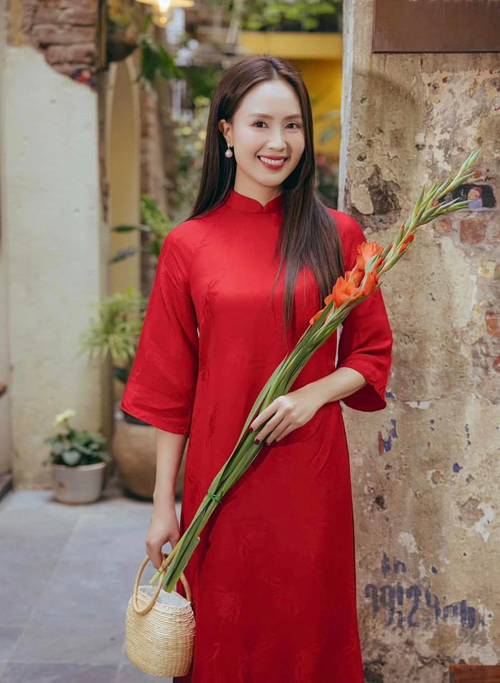 Trước đó, Hồng Diễm gây sốt khi diện áo dài truyền thống đón Tết - FBNV.