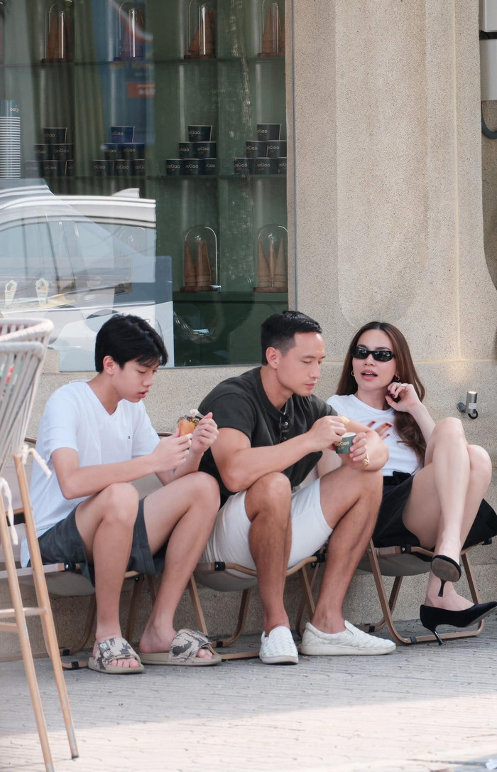 Trong ngày cận Tết, Hồ Ngọc Hà và Kim Lý đưa quý tử Subeo đi ngắm phố phường. Vợ chồng nữ ca sĩ khá thoải mái khi cùng con trai ăn kem, trò chuyện ở chốn đông người. Ảnh: FBNV