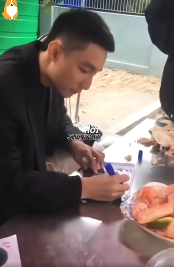 Sơn Tùng M-TP được cho là đã về Thái Bình ăn Tết. Nam ca sĩ đang bận rộn gọt hoa quả thì được người hâm mộ gần nhà đến xin chữ ký. Ảnh: Hóng hớt showbiz