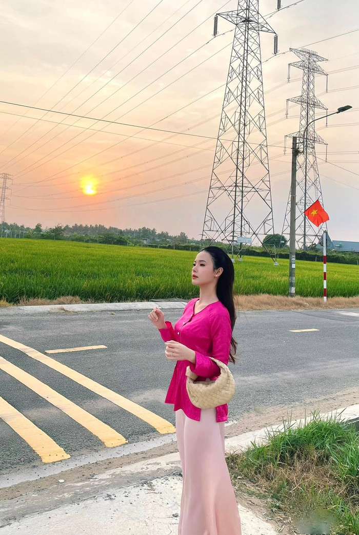 Midu diện bà ba màu hồng và hạnh phúc chia sẻ: 'Về quê ngắm ánh hoàng hôn cuối cùng của năm cũ. Chờ đón một năm mới thật bình an'. Ảnh: FBNV