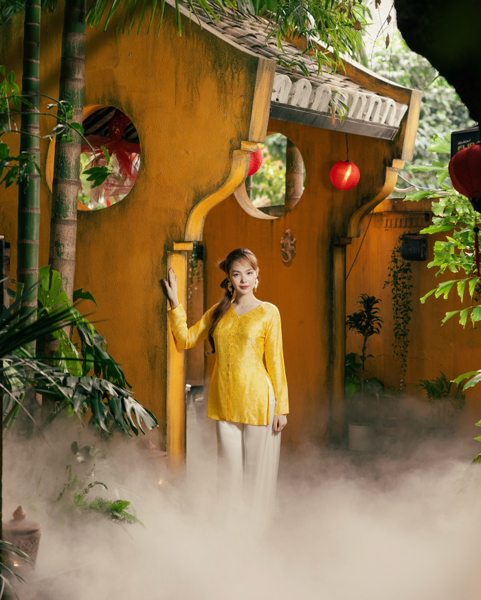 Minh Hằng diện bà ba, đi chơi ngắm phố phường trước thềm Tết Ất Tỵ 2025. Ảnh: FBNV