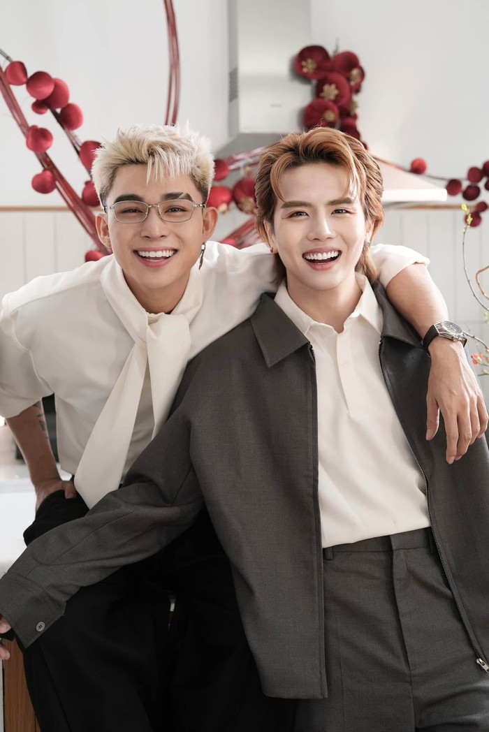 Jun Phạm và Duy Khánh tranh thủ gặp nhau trong ngày cuối năm. Ảnh: FBNV