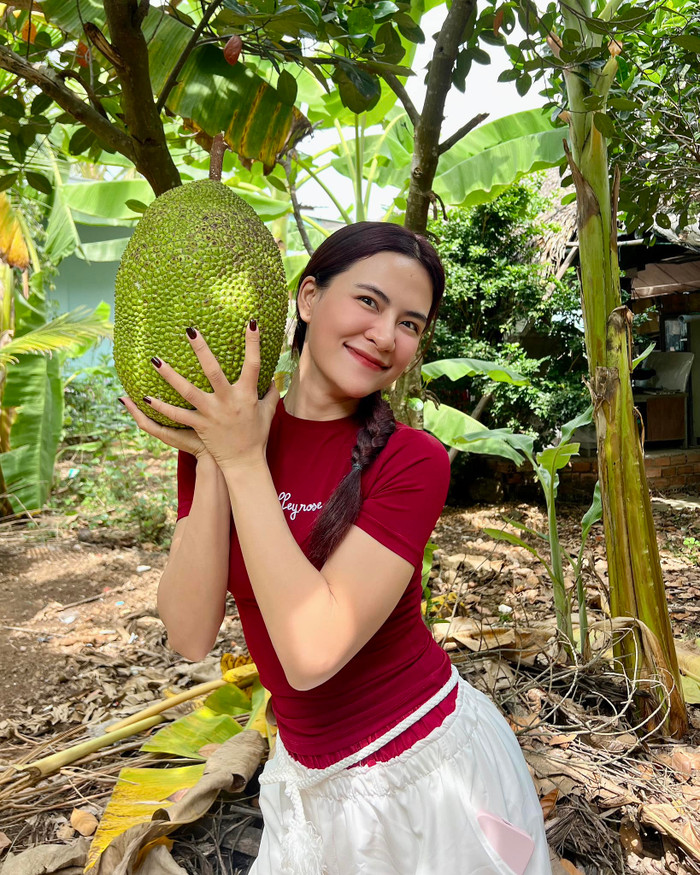 Hà Nhi hào hứng khoe ảnh chụp tại vườn ở quê nhà trong thời khắc chuyển giao giữa năm cũ và năm mới. Ảnh: FBNV