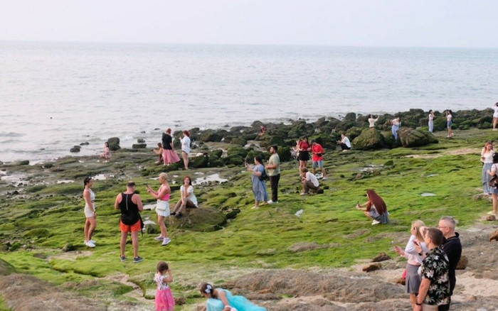 Hiện tượng lạ xuất hiện trên bờ biển, nhiều người dân kéo nhau đến xem Ảnh 2