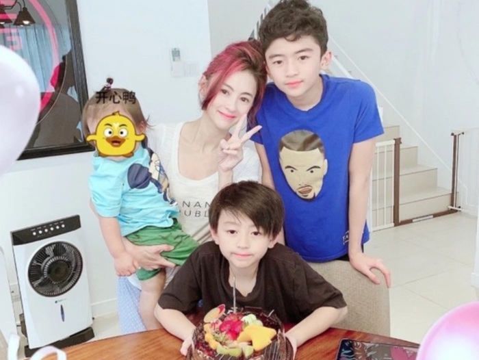 Ảnh hiếm của Trương Bá Chi bên cạnh các con. (Ảnh: Sưu tầm)