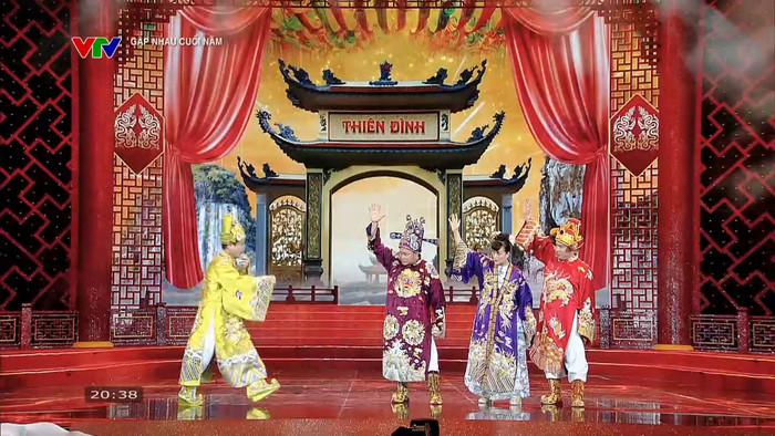 Bốn Táo cùng nhau thực hiện cảnh đi lại trên đường để nhắc đến quy định giao thông mới. Ảnh: Chụp màn hình