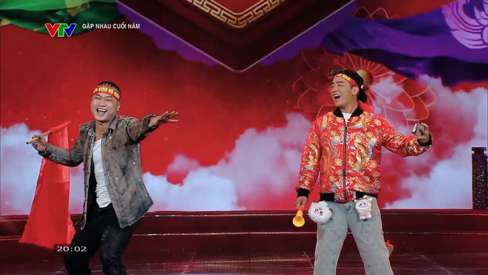 Duy Hưng và Đỗ Duy Nam tái hiện khung cảnh 'đi bão' trên sân khấu Táo Quân 2025. Ảnh: Chụp màn hình