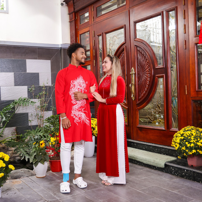 Nguyễn Xuân Son lộ miếng băng dán ngay tại phần chân phải. (Ảnh: FBNV)