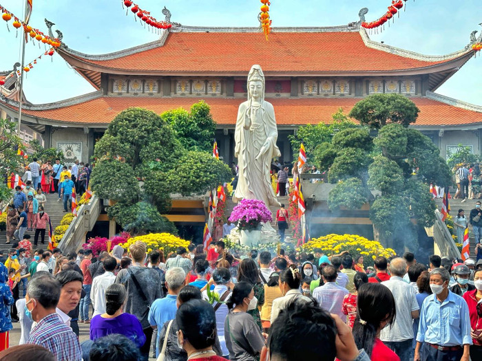 Theo văn hoá truyền thống, người Việt tin rằng việc đi lễ chùa vào đầu năm sẽ mang lại sự bình an, may mắn và tài lộc cho gia đình trong suốt cả năm. Ảnh: MXH