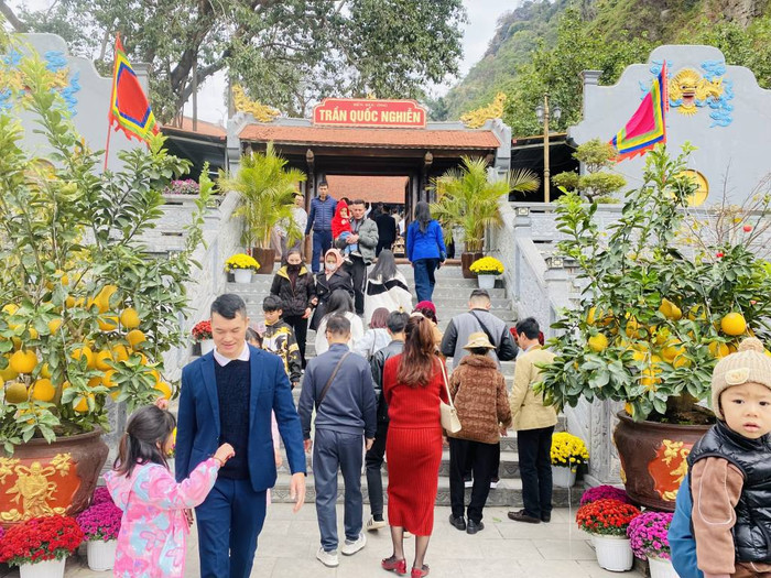 Ngày mùng 1 Tết Ất Tỵ 2025, người dân Quảng Ninh nhộn nhịp đi lễ chùa để cầu mong sức khỏe, bình an và hạnh phúc cho gia đình. Ảnh: Tin tức Quảng Ninh 24/7