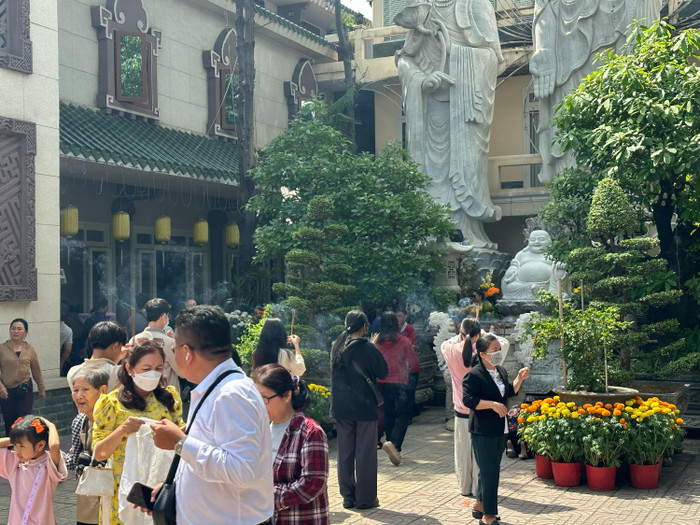 Trong ngày mùng 1, rất nhiều bạn trẻ cũng đến dâng hương, cầu một năm may mắn và thuận lợi trong học tập, công việc. Ảnh: Minh Anh