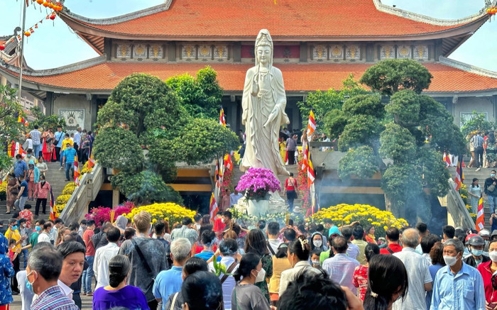 Người dân nô nức đi lễ chùa cầu an ngày đầu năm mới Ất Tỵ Ảnh 2