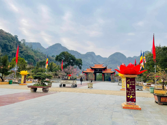 Khung cảnh đẹp mắt tại chùa Tân Thanh (Lạng Sơn). Ảnh: Vi Bình/Beat Lạng Sơn