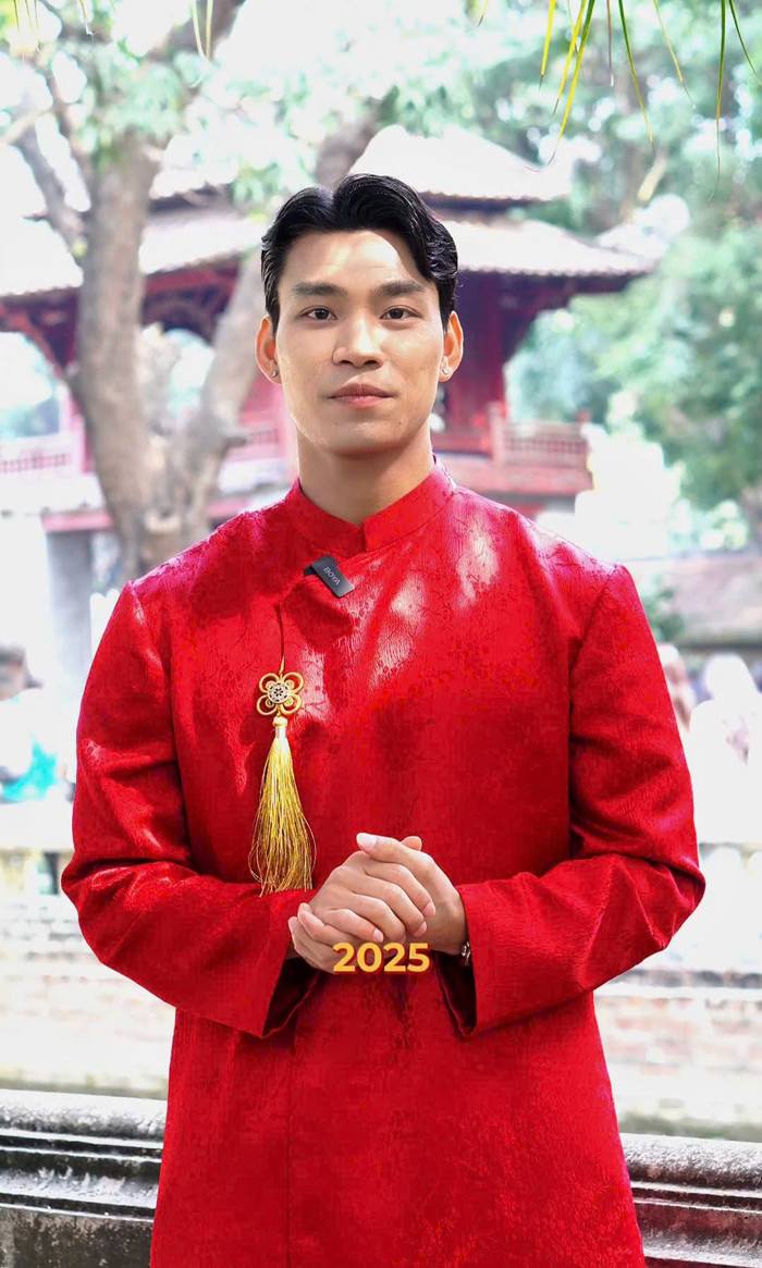 Chỉ sau vài giờ đăng tải, bài đăng đã thu hút sự chú ý từ khán giả, không chỉ bởi vẻ điển trai của Vũ Văn Thanh mà còn bởi sự lãng mạn và tình cảm chân thành anh dành cho bạn gái. Nhiều người không ngừng gửi lời chúc mừng năm mới và hy vọng nam cầu thủ sớm đạt được ước nguyện.