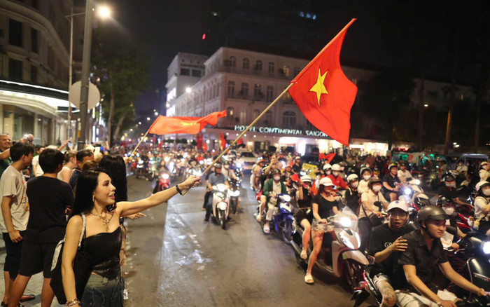 Người TPHCM không ngủ, xuống đường ăn mừng khi tuyển Việt Nam thắng Thái Lan Ảnh 2