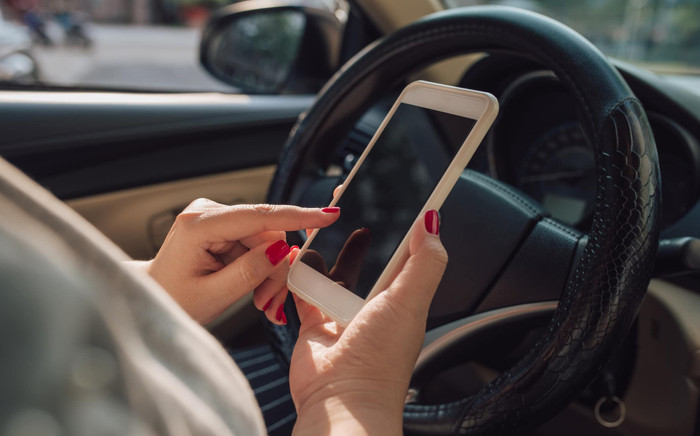 Từ 1/1/2025, sử dụng điện thoại khi lái xe ô tô bị phạt lên đến 6 triệu đồng Ảnh 2