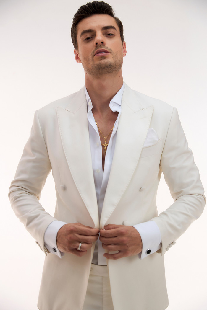 Bộ suit trơn sáng màu để tạo sự trẻ trung.