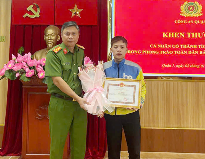 Anh Hà Hữu Vinh được Công an quận 1 khen thưởng đột xuất