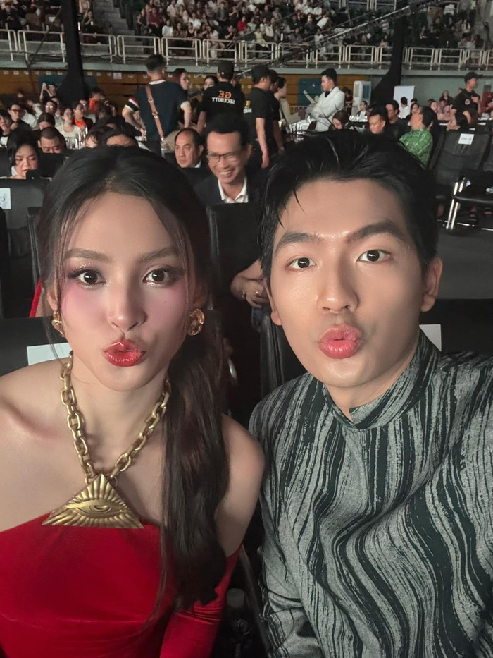 Quốc Anh và Tiểu Vy tạo dáng chu môi khi chụp ảnh. Gần đây, cả hai thường xuyên xuất hiện cùng nhau và có nhiều cử chỉ thân thiết. (Ảnh FBNV)