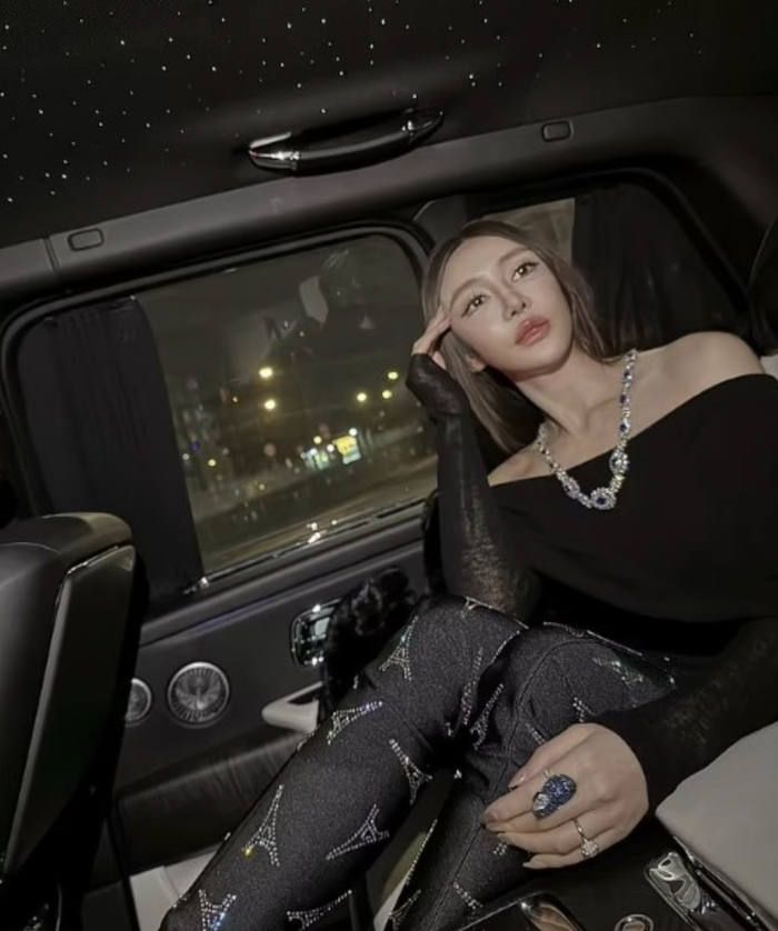 Shafira Huang thường xuyên khoe những bức ảnh xa xỉ trên trang cá nhân khiến nhiều người lo ngại việc công khai quá nhiều về tài sản cá nhân trên các nền tảng trực tuyến.