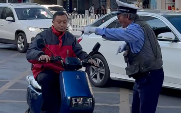 Cả nhà mất vì tai nạn giao thông, ông lão 74 tuổi quyết tâm làm công việc khiến hàng triệu người xúc động Ảnh 2