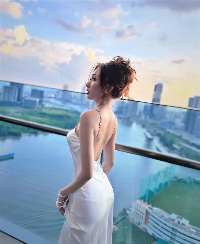 Body bốc lửa của cô gái Việt mặc váy quấn băng keo giữa đường phố gây sốt MXH Ảnh 3