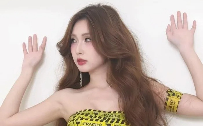 Body bốc lửa của cô gái Việt mặc váy quấn băng keo giữa đường phố gây sốt MXH Ảnh 2