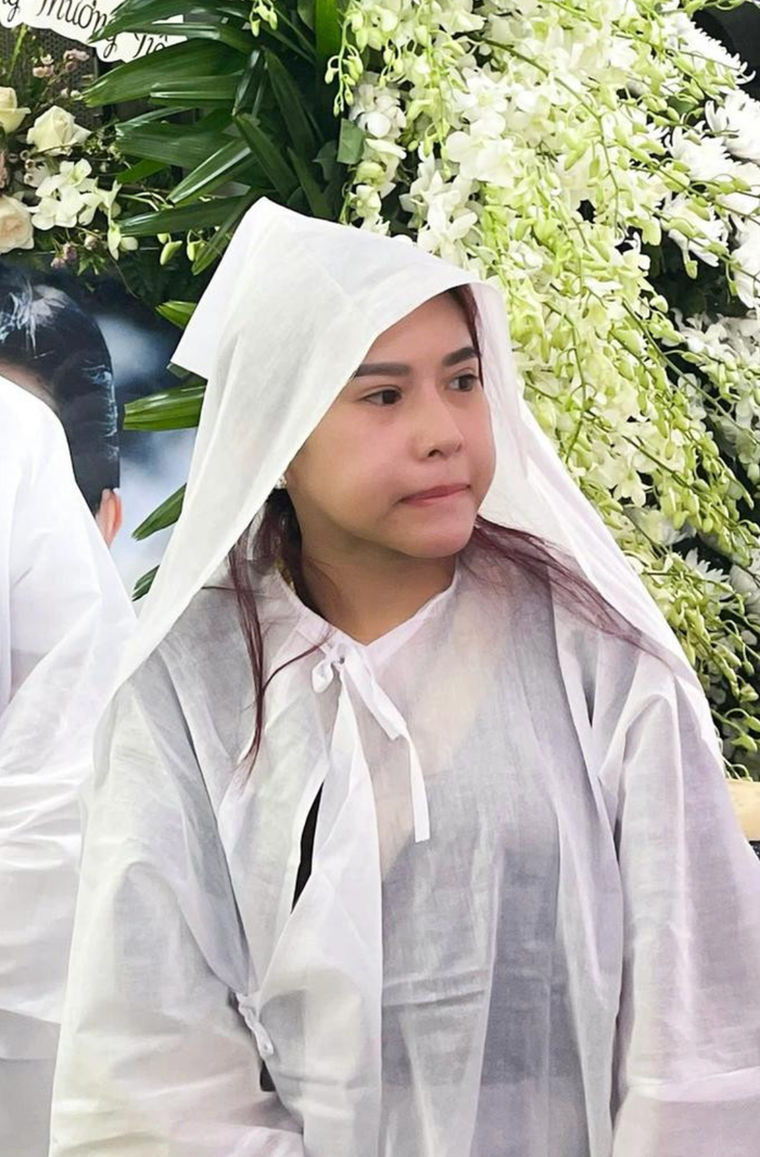 Bình Tinh liên tục trải qua nỗi mất mát khi mẹ, cậu ruột, dì ruột và gần đây là cha nuôi - NSƯT Vũ Linh qua đời. (Ảnh: Sưu tầm)