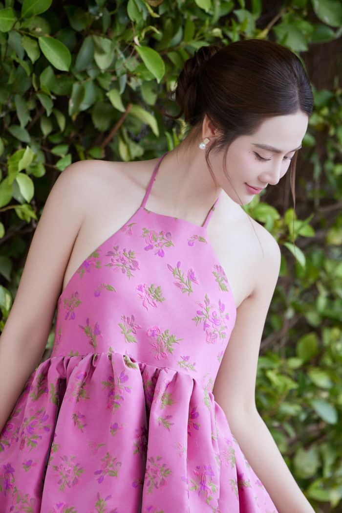 Huyền Lizzie đẹp ná thở khi diện áo yếm - FBNV.