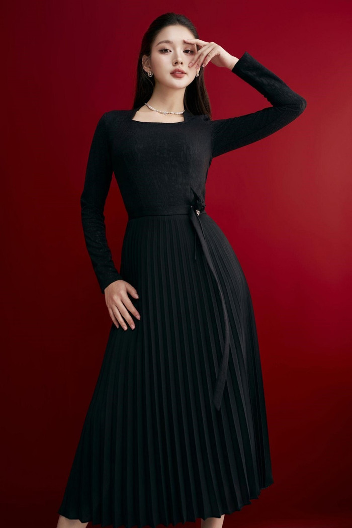 Màu đen được nâng tầm bởi những chi tiết thiết kế hiện đại, sáng tạo. Màu đen không chỉ thích hợp với môi trường công sở nghiêm túc mà còn rất dễ dàng kết hợp trong các buổi tiệc tối, mang đến vẻ đẹp thanh lịch nhưng không kém phần quyền lực.