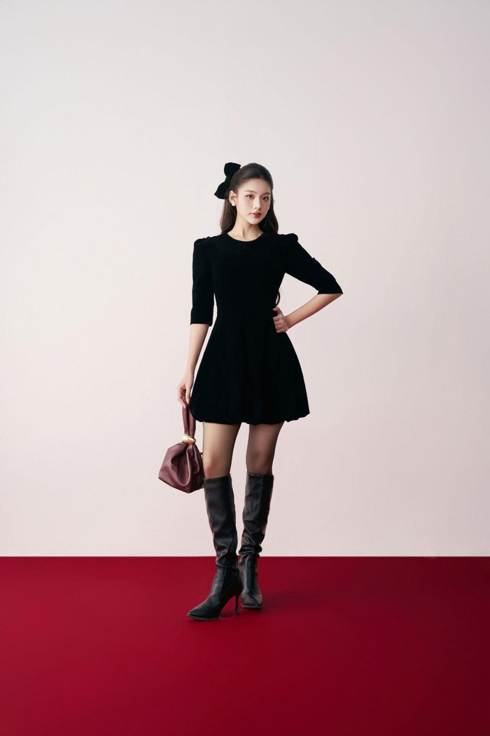 Với các item chủ đạo như đầm ôm vừa vặn tôn dáng, vest blazer thanh lịch, áo sơ mi cách điệu, chân váy và quần tây suông thoải mái, các mẫu trang phục này đều mang đến sự linh hoạt cho người mặc, dễ dàng biến hóa giữa các phong cách khác nhau.