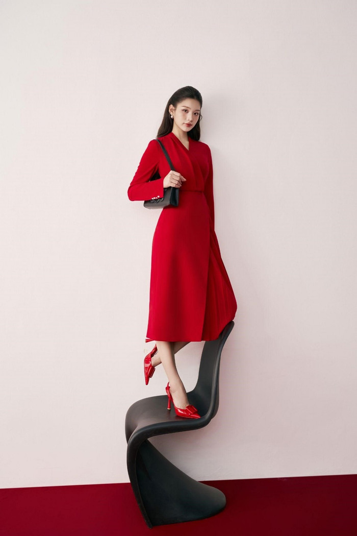 Những chiếc đầm thanh lịch, áo vest màu đỏ phối cùng sơ mi trắng sẽ là điểm nhấn hoàn hảo cho các quý cô muốn thể hiện phong cách cá nhân nổi bật, đặc biệt trong những dịp lễ hội hay các buổi gặp mặt quan trọng.