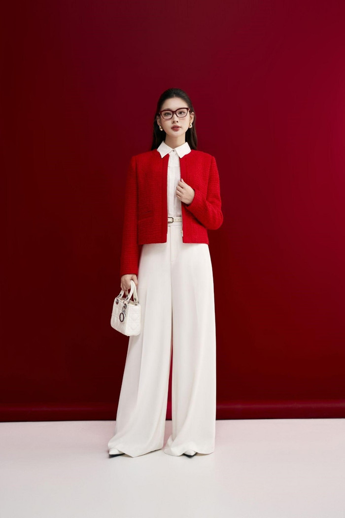 Sắc đỏ không chỉ gợi lên cảm giác đầy tự tin và lôi cuốn, mà còn mang đến một thông điệp mạnh mẽ về sự chủ động và quyền lực trong công việc.