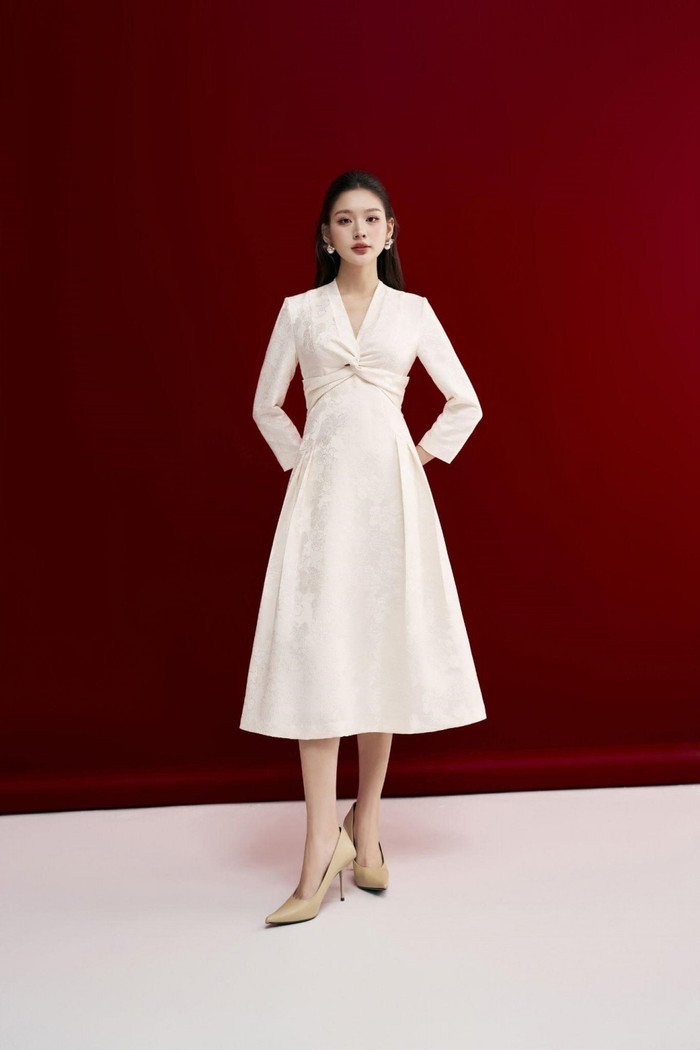 Màu trắng là sự lựa chọn cho những ai yêu thích vẻ đẹp nhẹ nhàng, thanh thoát nhưng không thiếu phần sang trọng. Màu trắng mang lại cảm giác thanh khiết, trong sáng, dễ dàng tạo nên một vẻ ngoài thanh nhã và trang nhã. Màu sắc này cũng dễ dàng kết hợp với các gam màu mạnh mẽ như đỏ hay đen để tạo sự cân đối hoàn hảo.