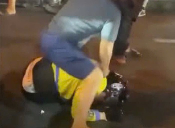 Nam tài xế công nghệ bị người phụ nữ đánh tới tấp