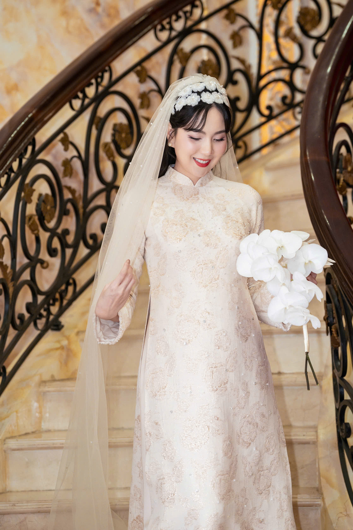 Ngày về nhà chồng, Mai Ngọc toát ra đẳng cấp của một cô dâu hào môn chính hiệu với bộ áo dài đơn giản ẩn hàng trăm bông hoa bạc và ngọc trai. 