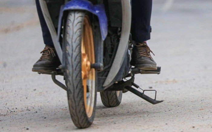 Từ 1/1/2025, sử dụng chân chống quệt xuống đường phạt đến 10 triệu đồng Ảnh 2