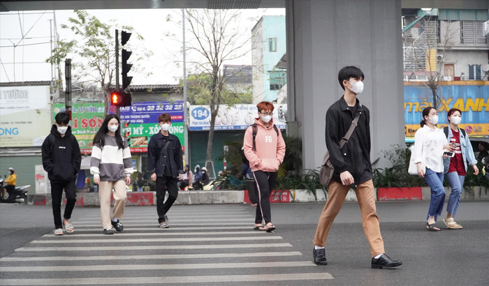 Từ 1/1/2025, người đi bộ vượt đèn đỏ bị phạt đến 250.000 đồng. Ảnh: Báo Lao Động.