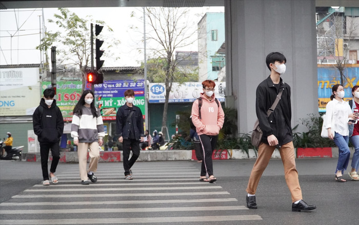 Từ 1/1/2025, người đi bộ vượt đèn đỏ bị phạt đến 250.000 đồng Ảnh 2