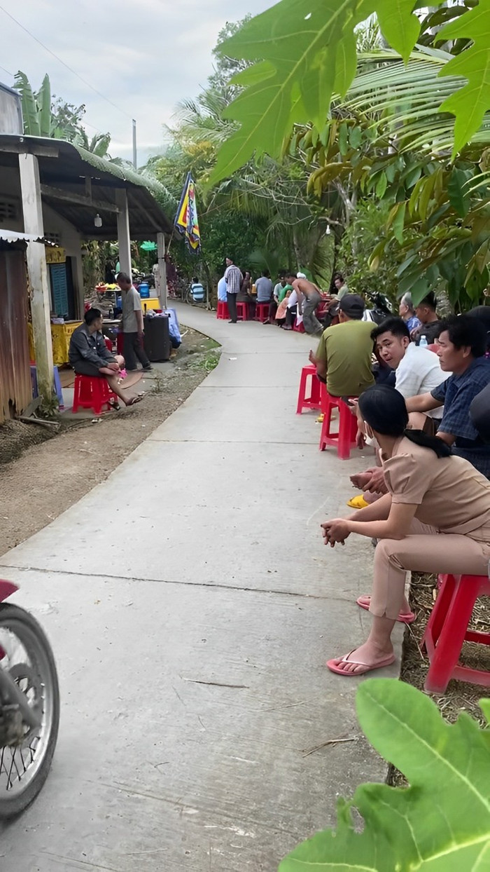 Bà con hàng xóm cùng nhau tổ chức tang lễ cho ông Chín. Ảnh: @thai_duy333