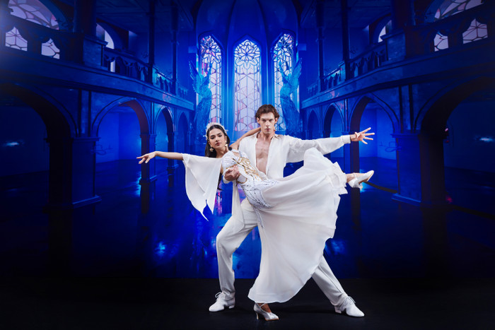 Giám khảo Khánh Thi và Phan Hiển dành lời khen cho tiết mục của Emma Lê và Drosev. 