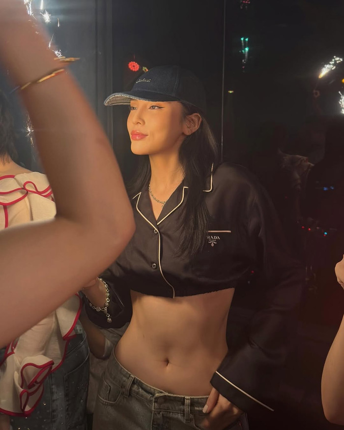 Hoa hậu Kỳ Duyên diện áo ngắn, khoe vòng eo phẳng lỳ. (Ảnh: FBNV)