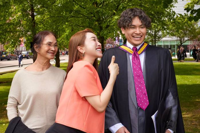 Vợ kém 16 tuổi của Chi Bảo có mối quan hệ rất thân thiết với con riêng của chồng. (Ảnh: FBNV)