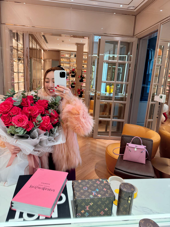 Vợ kém 16 tuổi của Chi Bảo diện đồ cắt xẻ khoe vóc dáng nóng bỏng Ảnh 5