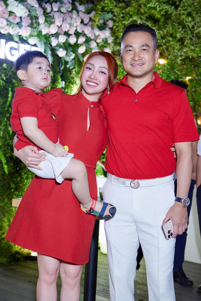 Sau 4 năm, Lý Thuỳ Chang có cuộc sống hạnh phúc, giàu có bên Chi Bảo và hai con. (Ảnh: FBNV)