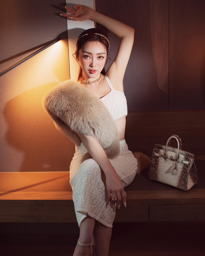 Vợ Chi Bảo sở hữu bộ sưu tập đồ hiệu với giá trị không hề nhỏ. (Ảnh: FBNV)