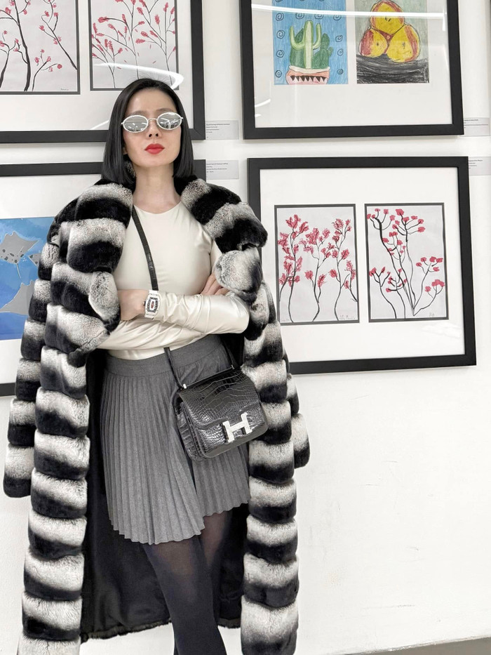 Lệ Quyên diện bộ cánh quyến rũ phối cùng chiếc túi hiệu Hermès Constance khoảng 875 triệu đồng.